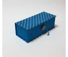 Karp Nepaali paberiga, nööbiga - 6,5x15,5x4,5 cm - Sinine täppidega