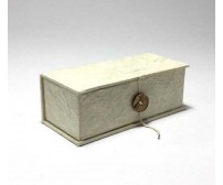 Karp Nepaali paberiga, nööbiga - 6,5x15,5x4,5 cm - Valge, kanepikiud